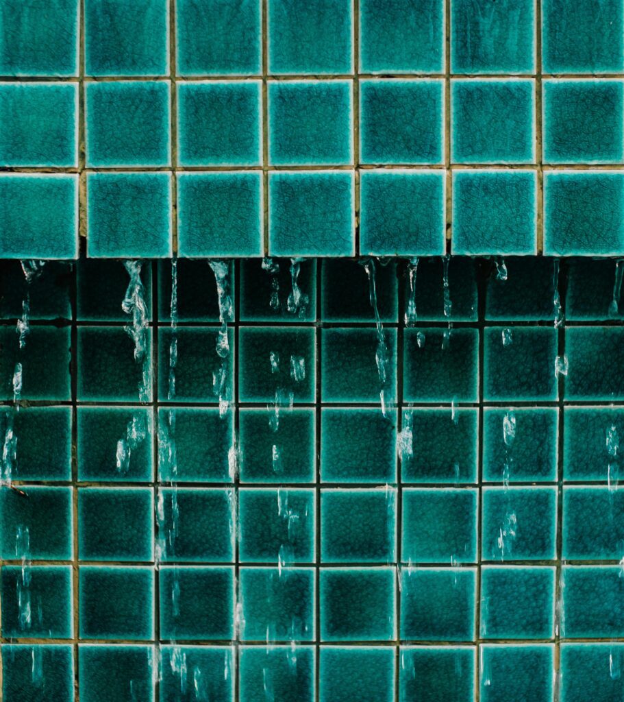 https://www.pexels.com/photo/water-dripping-from-tile-surface-6127332/