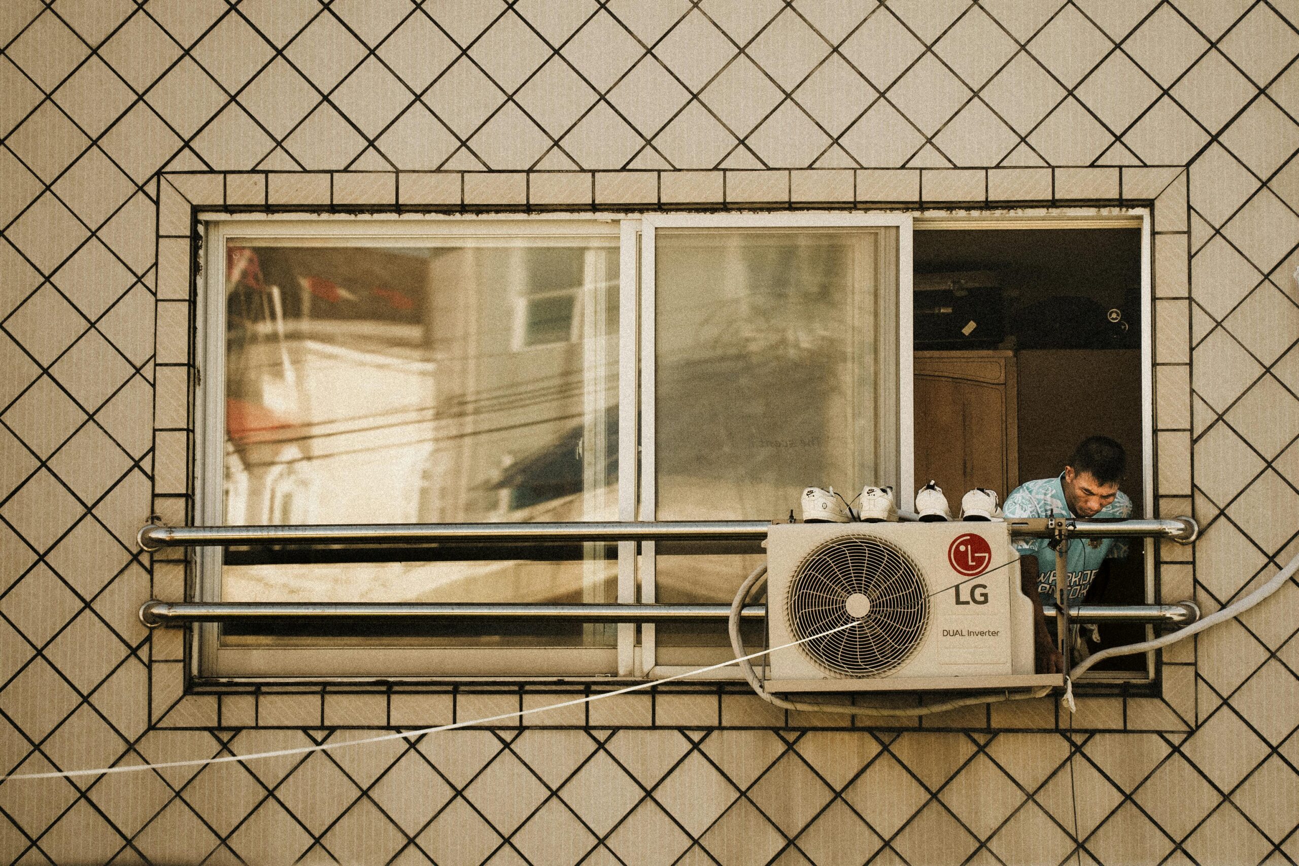 https://www.pexels.com/photo/air-conditioning-on-a-window-19741052/