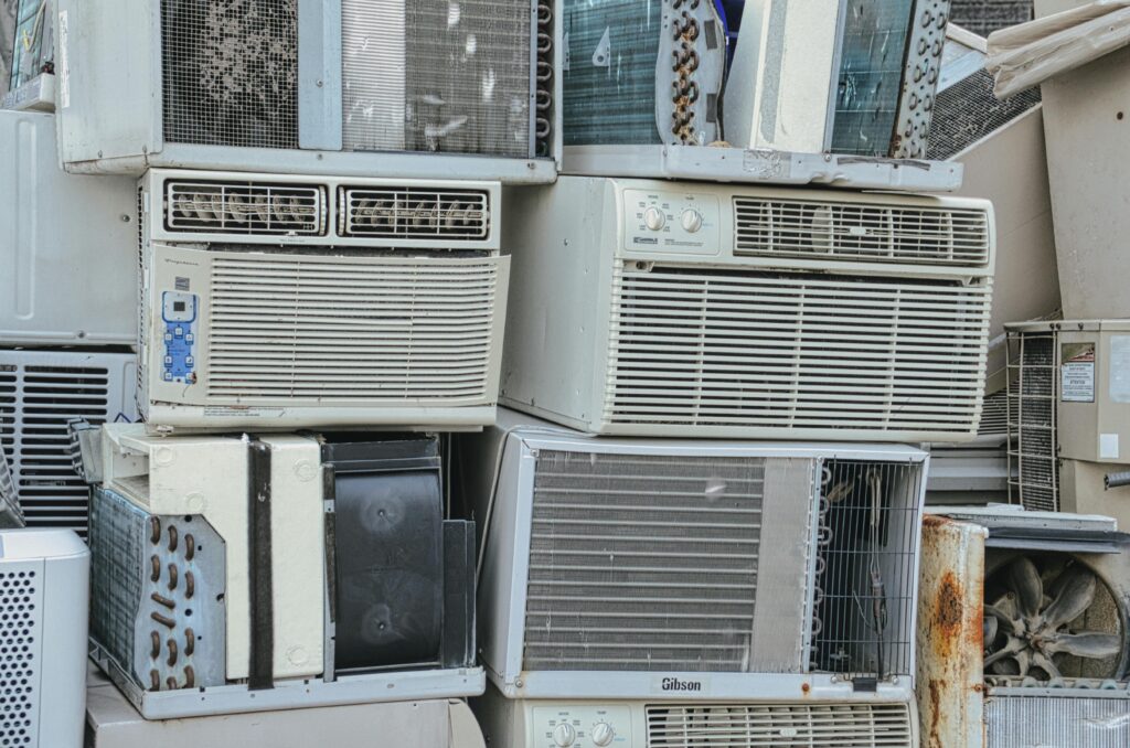 https://www.pexels.com/photo/white-window-type-air-conditioner-11256545/